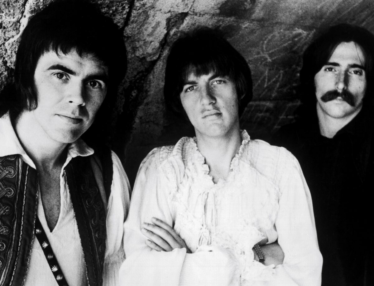 Membres de Three Dog Night devant un rocher