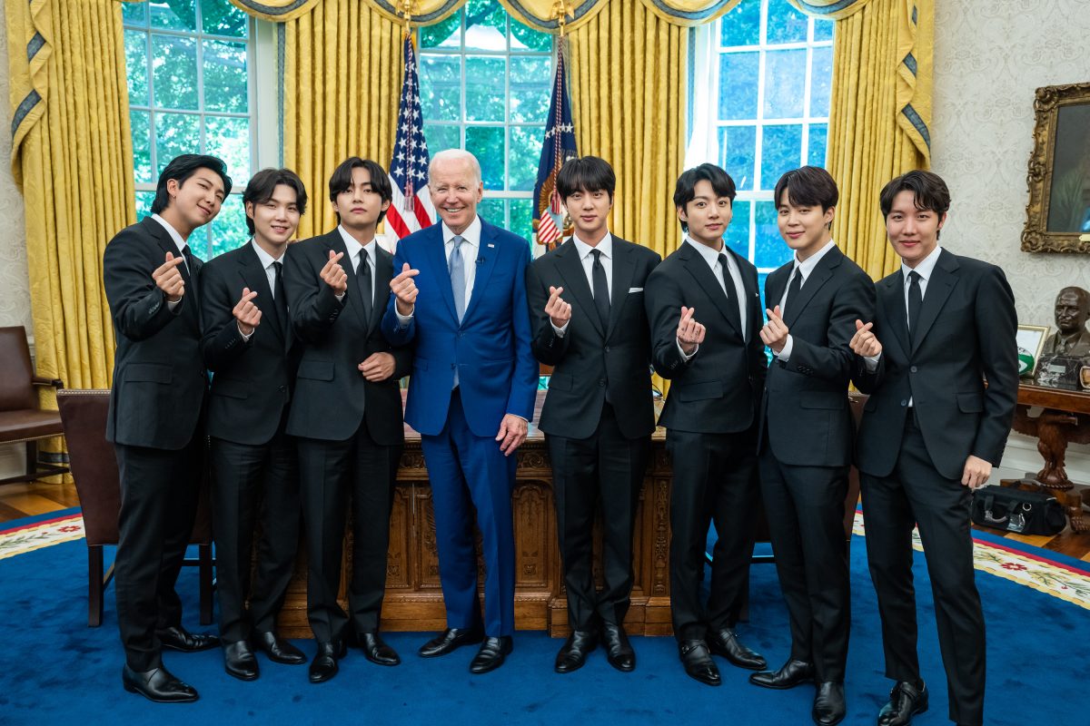 Les membres de BTS et le président Joe Biden brandissent des cœurs dans le bureau ovale