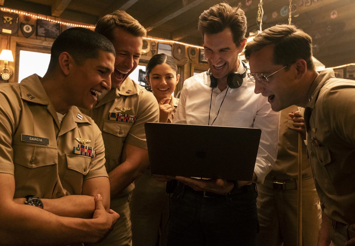 'Top Gun: Maverick" le réalisateur Joseph Kosinski (deuxième à droite) sur le plateau avec Danny Ramirez, Glen Powell, Monica Barbaro et Lewis Pullman. Kosinski a choisi de laisser un défaut dans le film parce qu'il pensait que c'était cool.