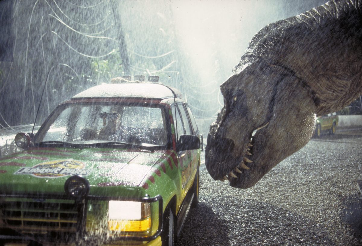 Le T-Rex attaque une voiture dans une scène de Jurassic Park