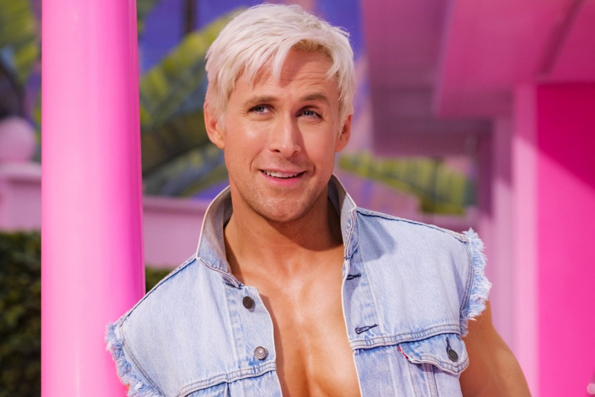 L'acteur 'Barbie' Ryan Gosling dans le rôle de Ken portant une chemise ouverte avec des cheveux blonds et un bronzage.
