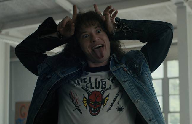 Eddie peut être vu jouer de la guitare dans la bande-annonce. Crédit : Netflix