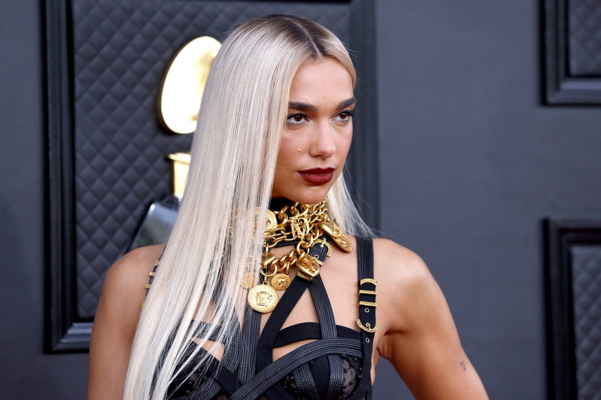 Dua Lipa assiste aux Grammy Awards 2022