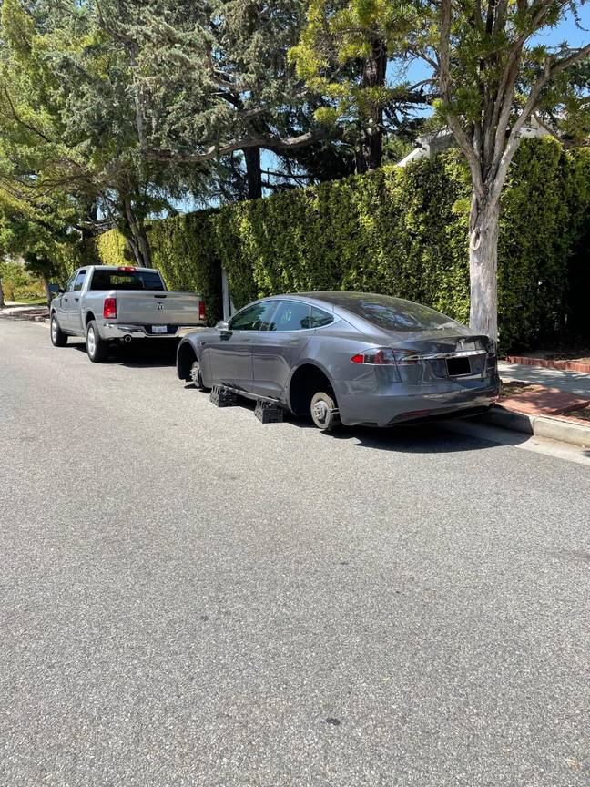 La Tesla s'est garée devant la maison d'Owen Wilson. Crédit : Backgrid