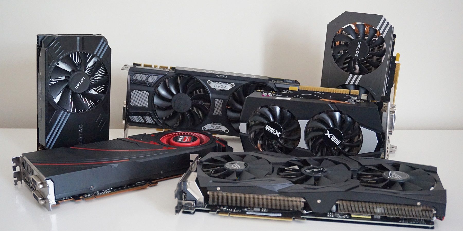 Une photo de certaines cartes graphiques Nvidia et AMD sur une table blanche.