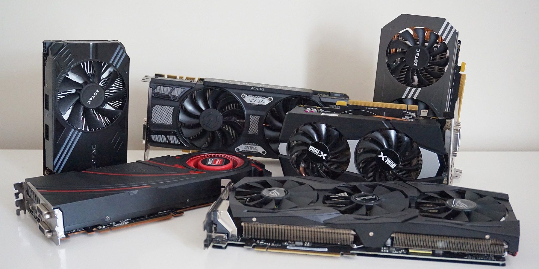 Une série de cartes graphiques AMD et Nvidia sur fond clair.