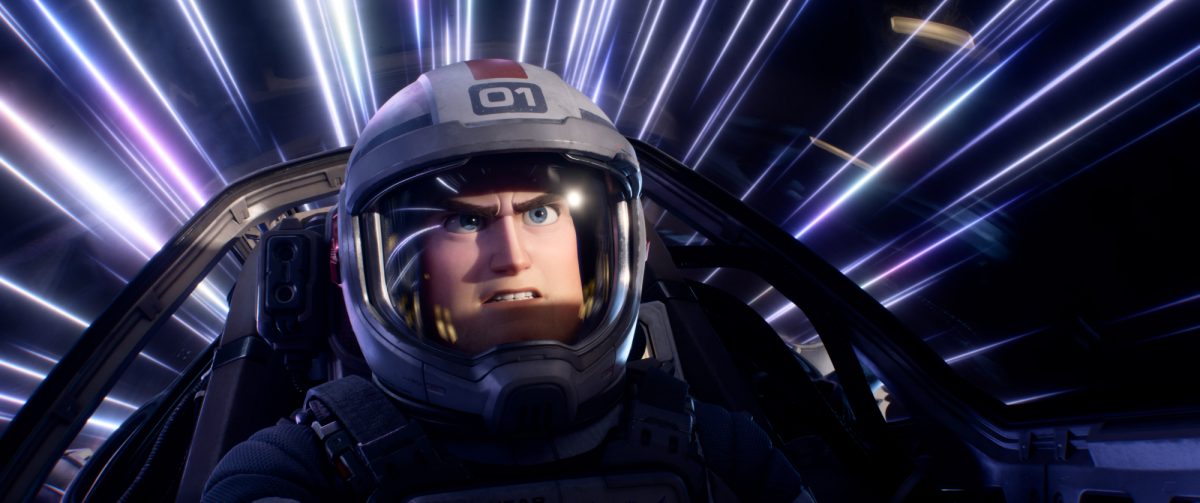 'Lightyear' Buzz Lighter exprimé par Chris Evans, qui a répondu quel est son film Pixar préféré. Buzz a un regard sérieux dans son casque spatial en passant par l'hyperspeed.