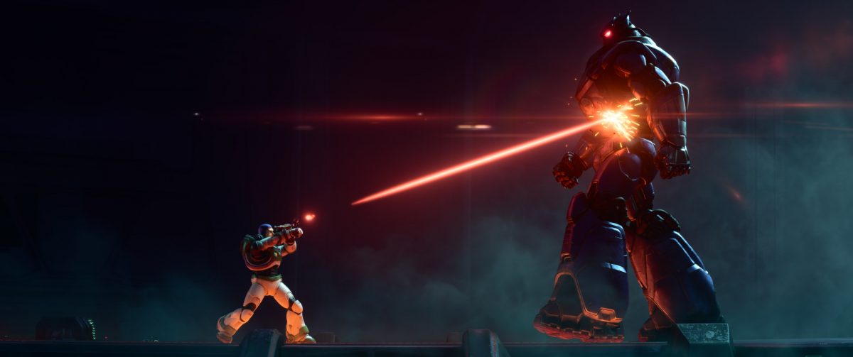 'Lightyear' Buzz Lightyear (exprimé par Chris Evans) et Zurg (exprimé par James Brolin). Buzz tire un laser de son poignet sur Zurg, qui n'est pas dérangé et continue de marcher vers Buzz.