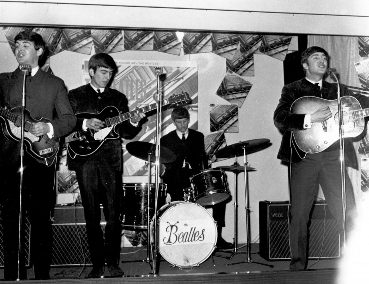 Paul McCartney, George Harrison, Ringo Starr et John Lennon des Beatles jouant des chansons sur scène