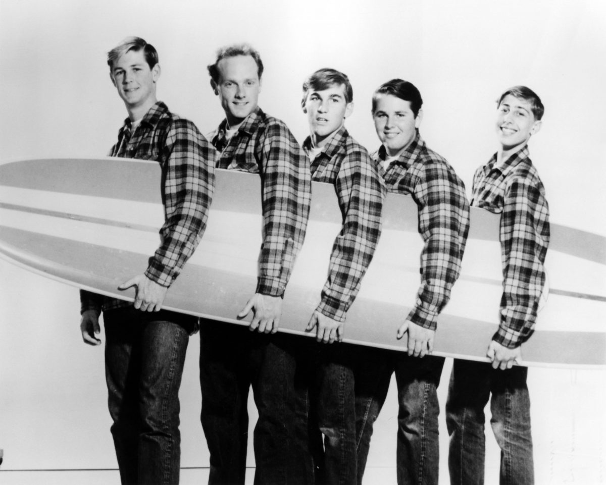 Les Beach Boys avec une planche de surf