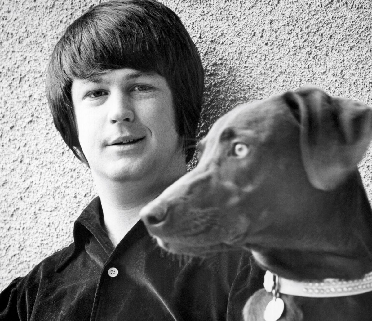 Brian Wilson du Beach Boy à côté d'un chien
