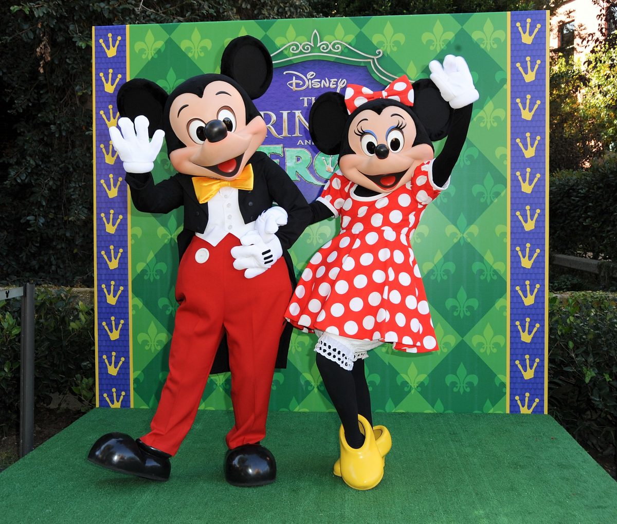 Mickey Mouse et Minnie Mouse debout devant un fond vert