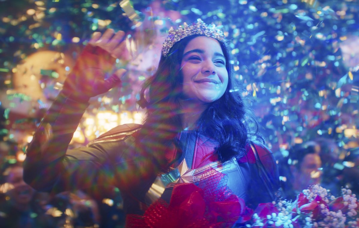 Iman Vellani dans 'Ms.  Marvel », qui s'étendra sur six épisodes sur Disney +.  Elle porte un diadème, agite et semble avoir gagné quelque chose.