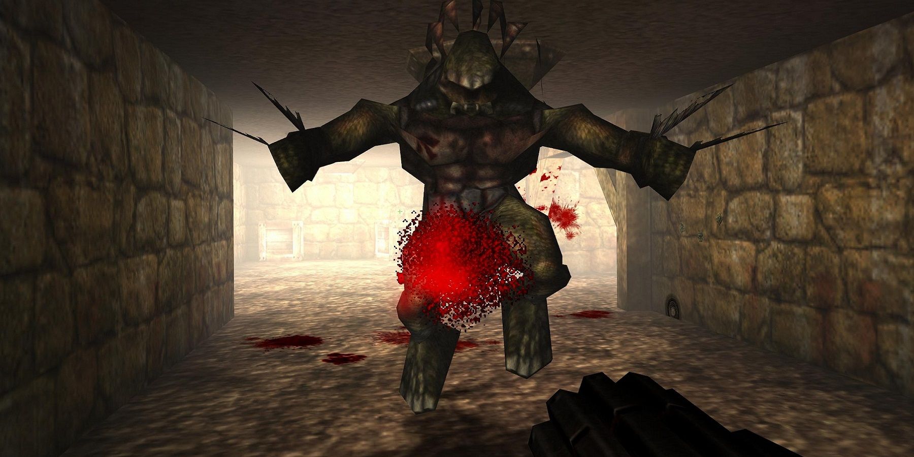 Image du jeu original Unreal de 1998 montrant le joueur tirant sur un monstre dans un tunnel.