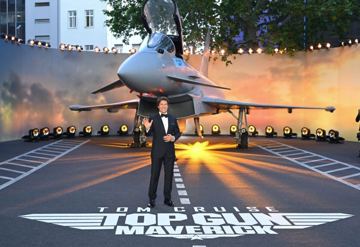 Tom Cruise se tient devant un avion lors de la première du film Paramount Top Gun: Maverick.
