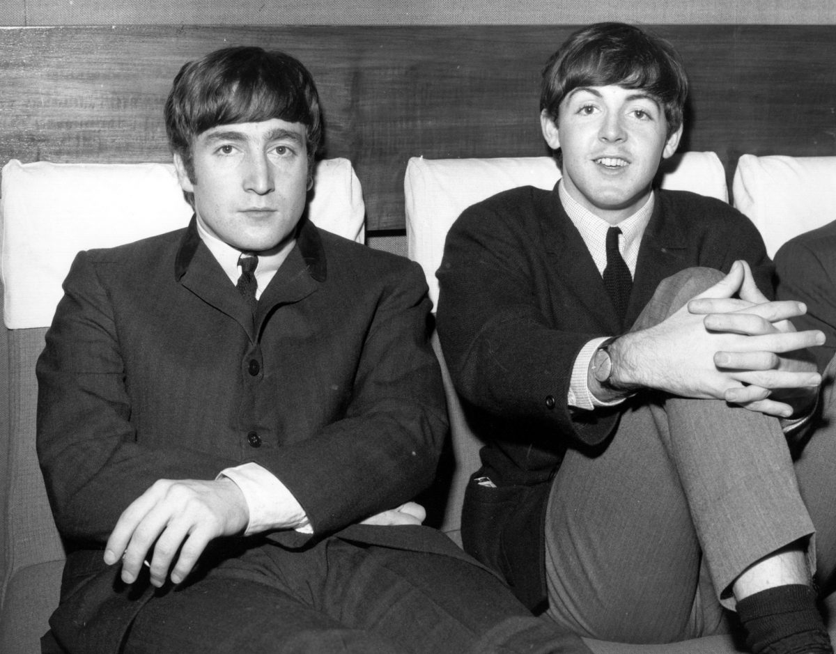 John Lennon et Paul McCartney des Beatles en costume
