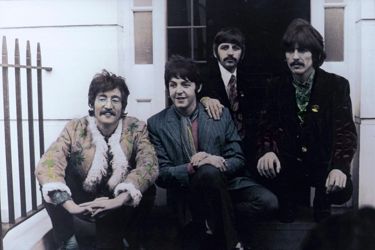 John Lennon des Beatles, Paul McCartney, Ringo Starr, George Harrison sur les marches pendant la "Revenir" ère