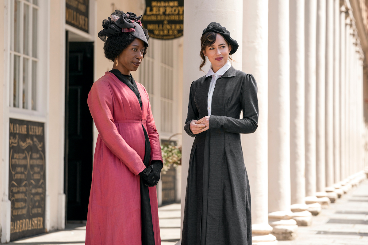 Nikki Amuk-Bird en rose et Dakota Johnson en gris dans le film Netflix 'Persuasion'