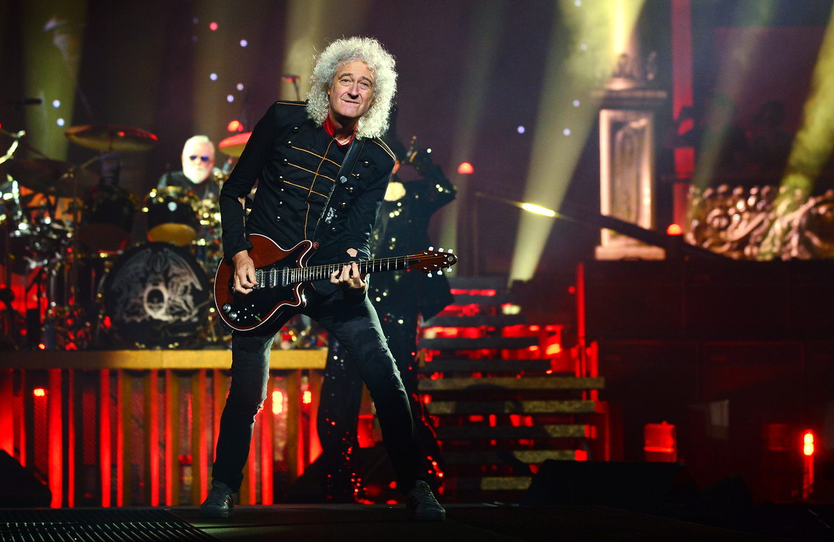 Brian May joue de la guitare sur scène en tant que membre de Queen.