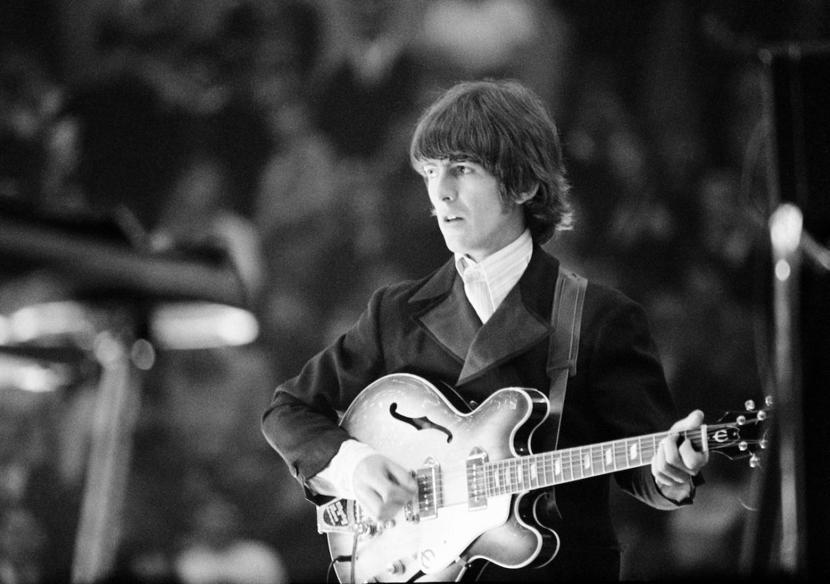 George Harrison se produisant avec les Beatles en Allemagne, 1966.