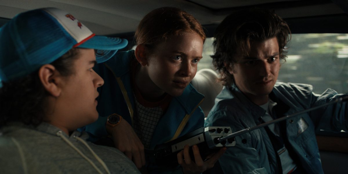 Gaten Matarazzo dans Dustin Henderson, Sadie Sink dans Max Mayfield et Joe Keery dans Steve Harrington dans 