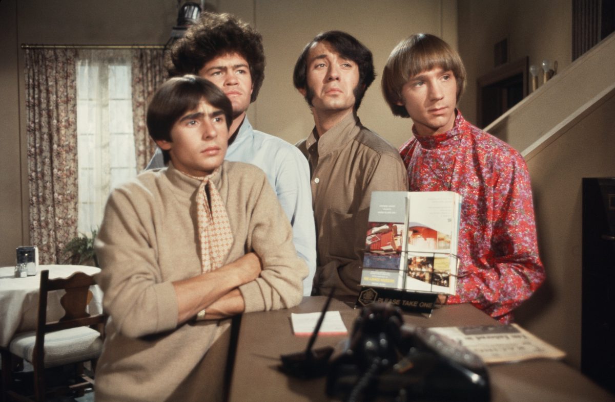 Davy Jones, Micky Dolenz, Mike Nesmith et Peter Tork des Monkees autour d'un piano