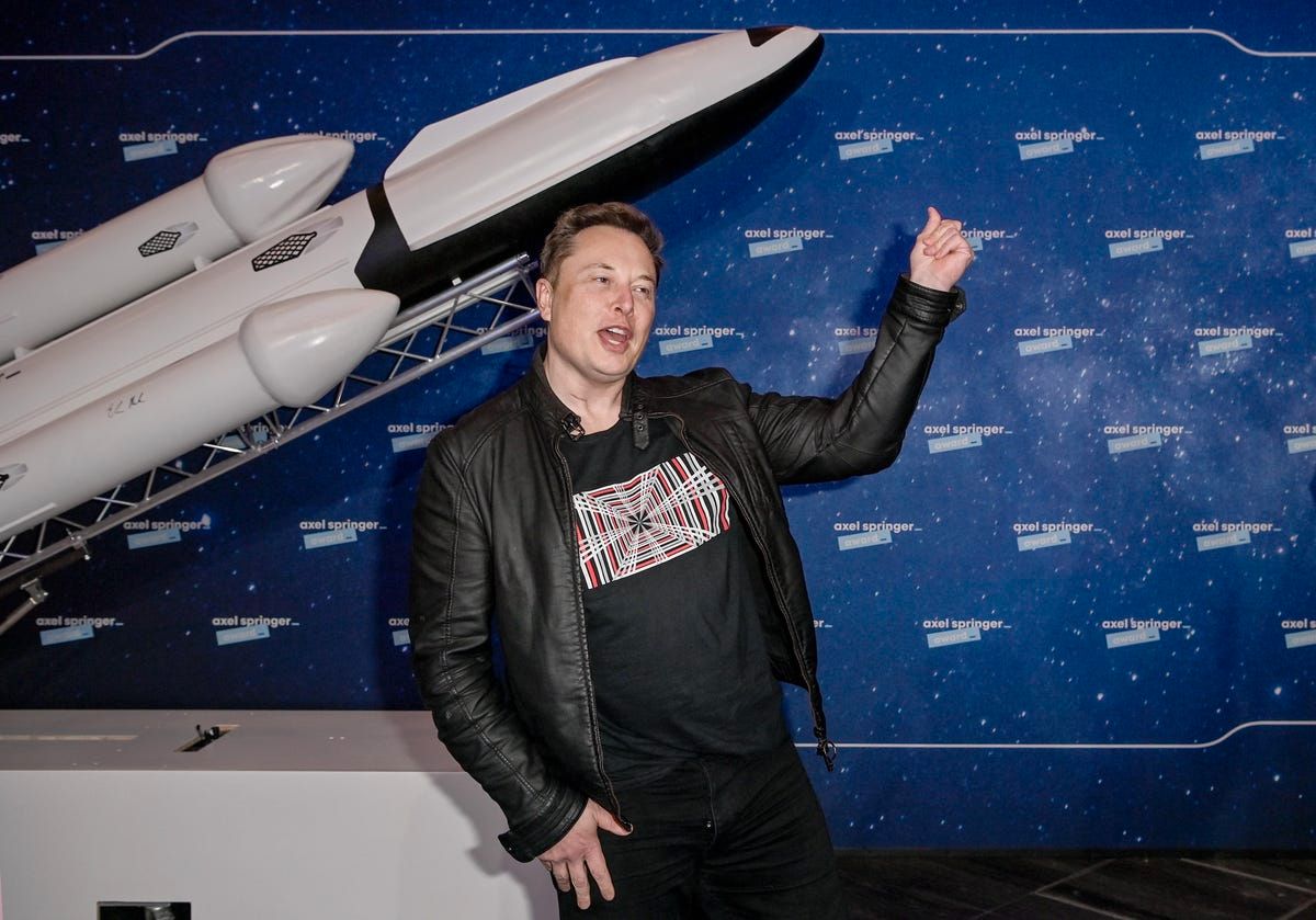 Elon Musk devant le modèle Starship