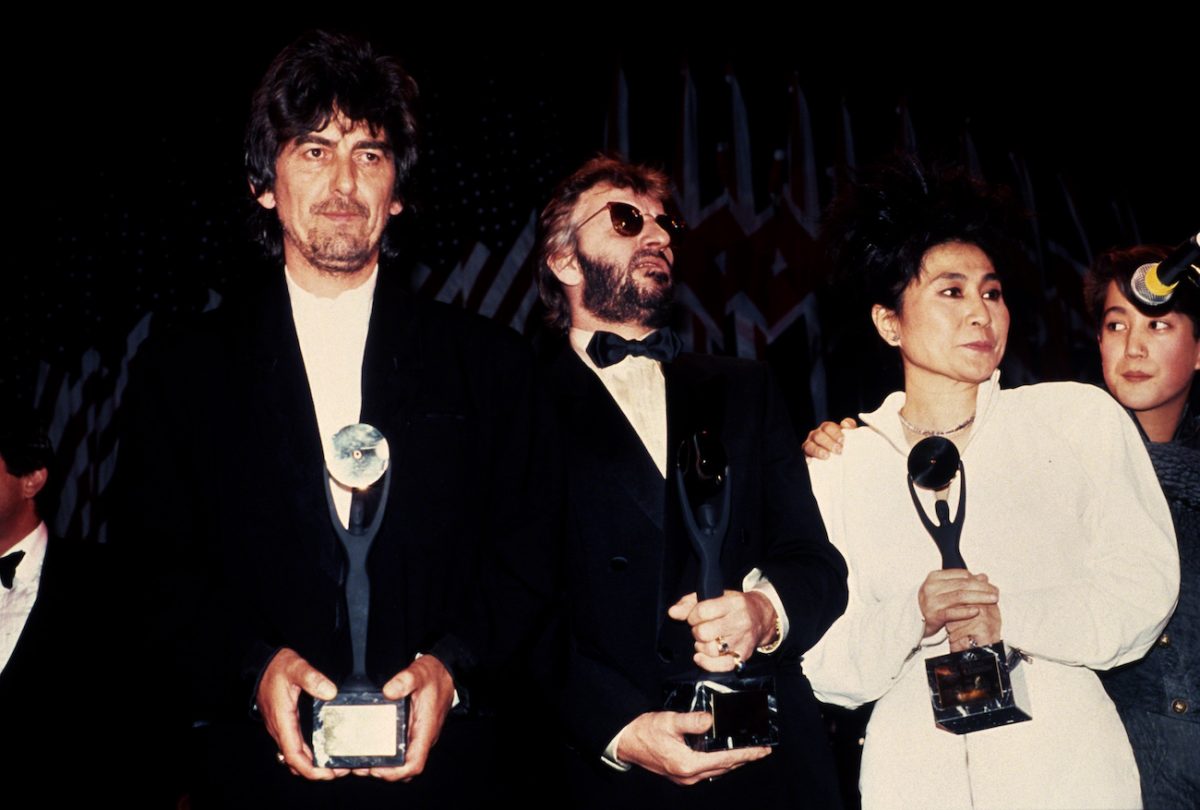 George Harrison, Ringo Starr et Yoko Ono lors de l'intronisation au Rock & Roll Hall of Fame des Beatles en 1988.