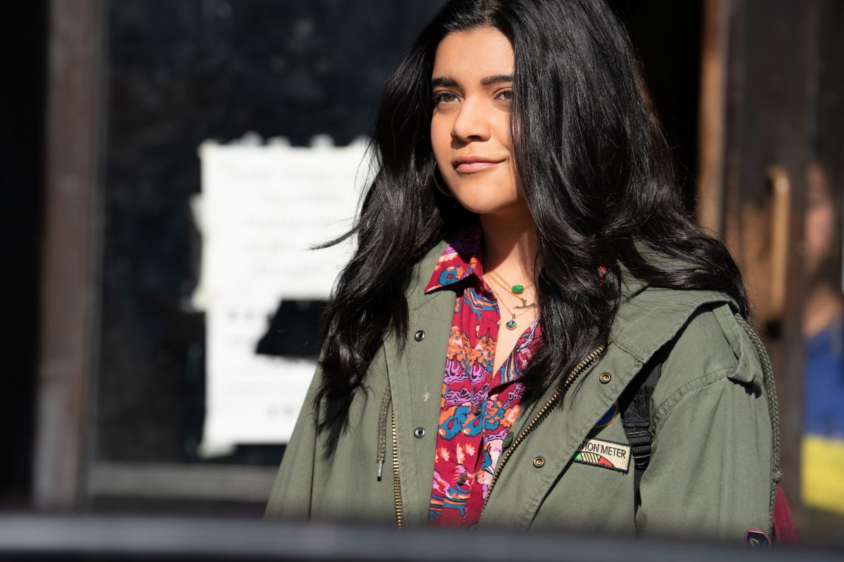 Iman Vellani dans 'Ms.  Marvel », dont la date de sortie de l'épisode 3 est le 22 juin. Elle porte une veste verte et ses cheveux sont détachés.