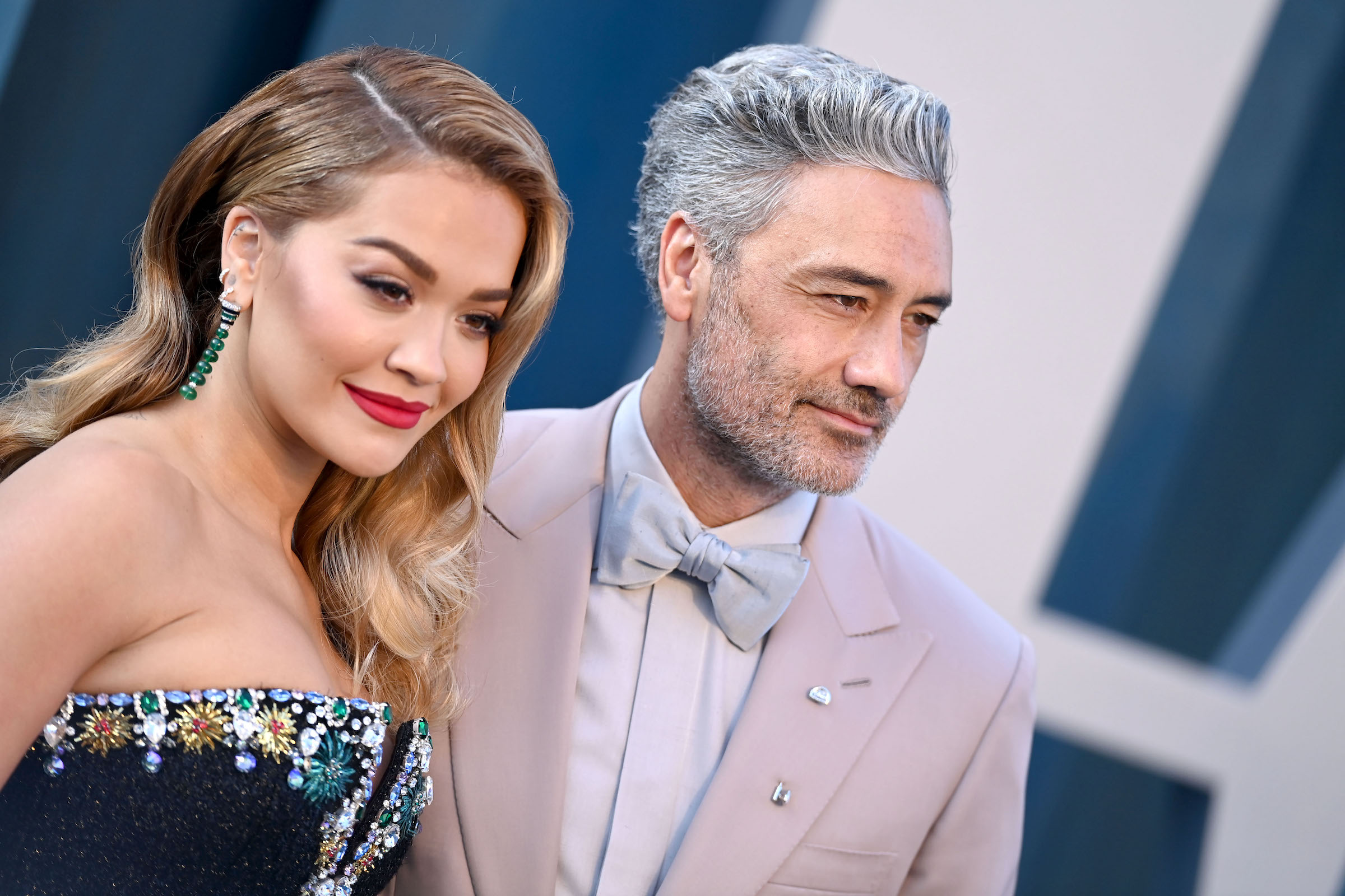 Rita Ora et Taika Waititi posent pour une photo ensemble