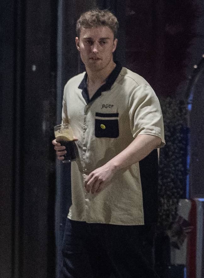 Sam Fender a été aperçu en train de quitter le pub avec une pinte à la main.