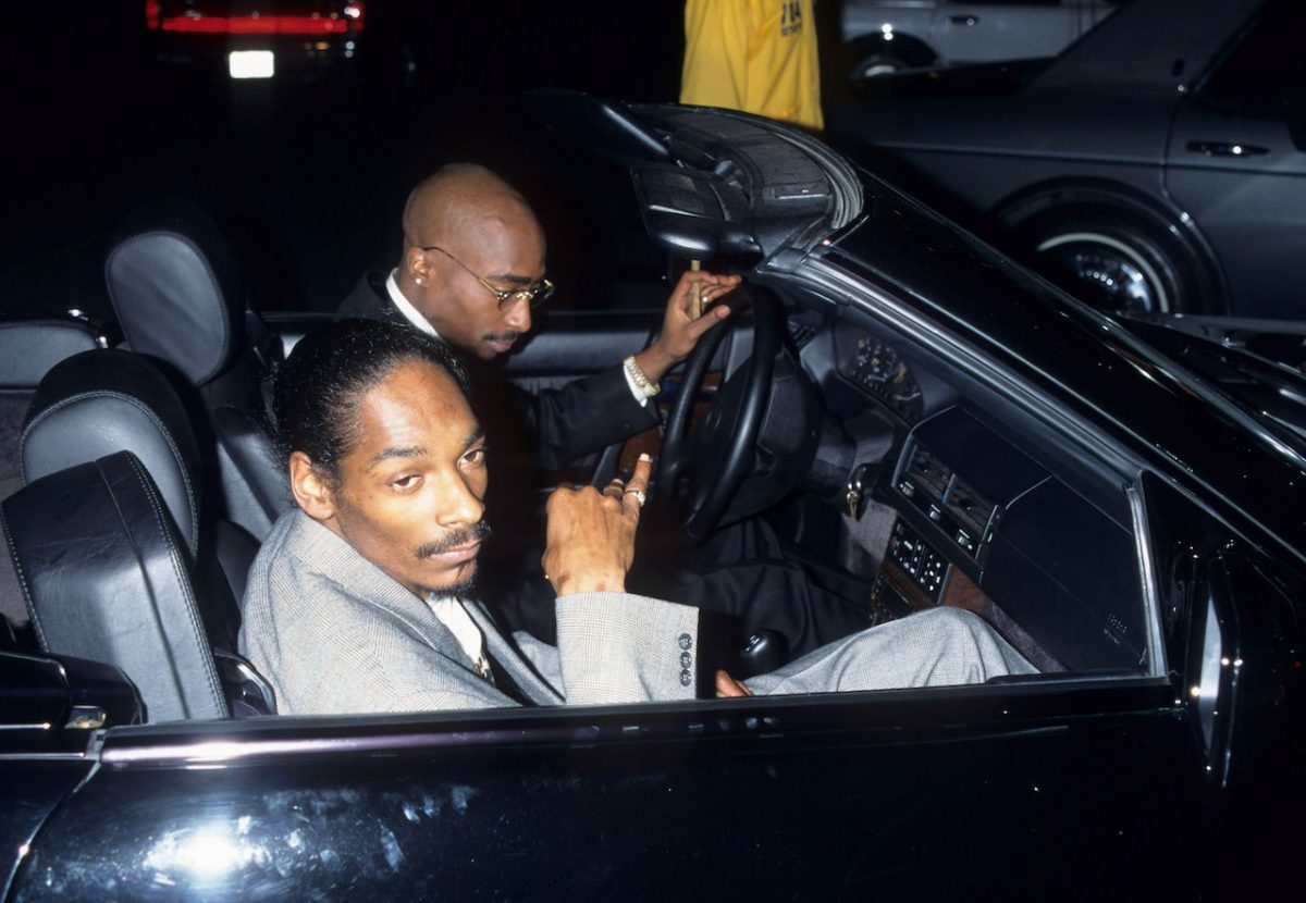 Tupac Shakur et Snoop Dogg en voiture ;  Snoop dit qu'il s'est évanoui en apprenant l'hospitalisation de Tupac après sa fusillade à Vegas