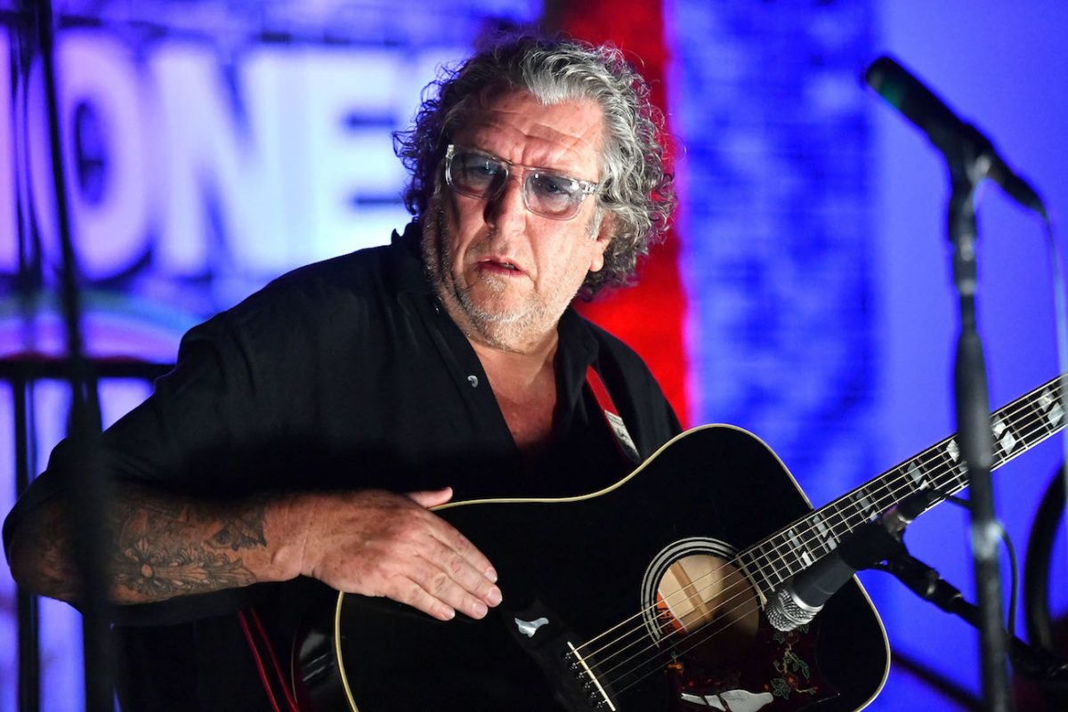 Steve Jones se produisant lors du concert hommage de Johnny Ramone et de la projection de 