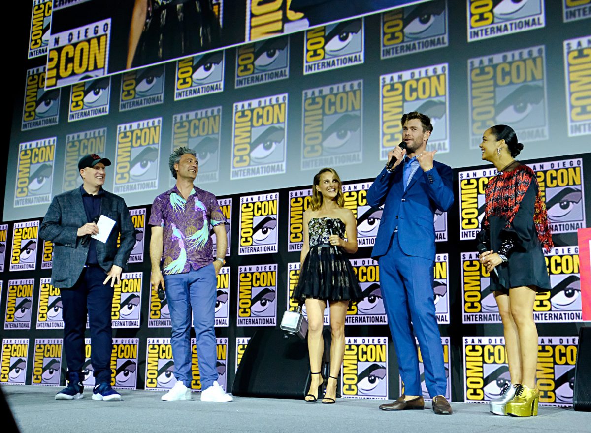 Kevin Feige, Taika Waititi, Natalie Portman, Chris Hemsworth et Tessa Thompson au San Diego Comic-Con. Ils font la promotion de