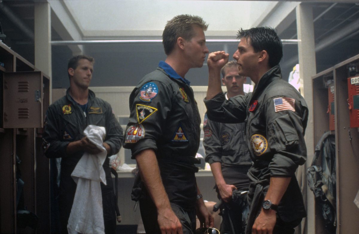 Val Kilmer comme Tom "homme de glace" Kazansky (à gauche, au premier plan) et Tom Cruise dans le rôle de Pete "Maverick" Mitchell (à droite) dans