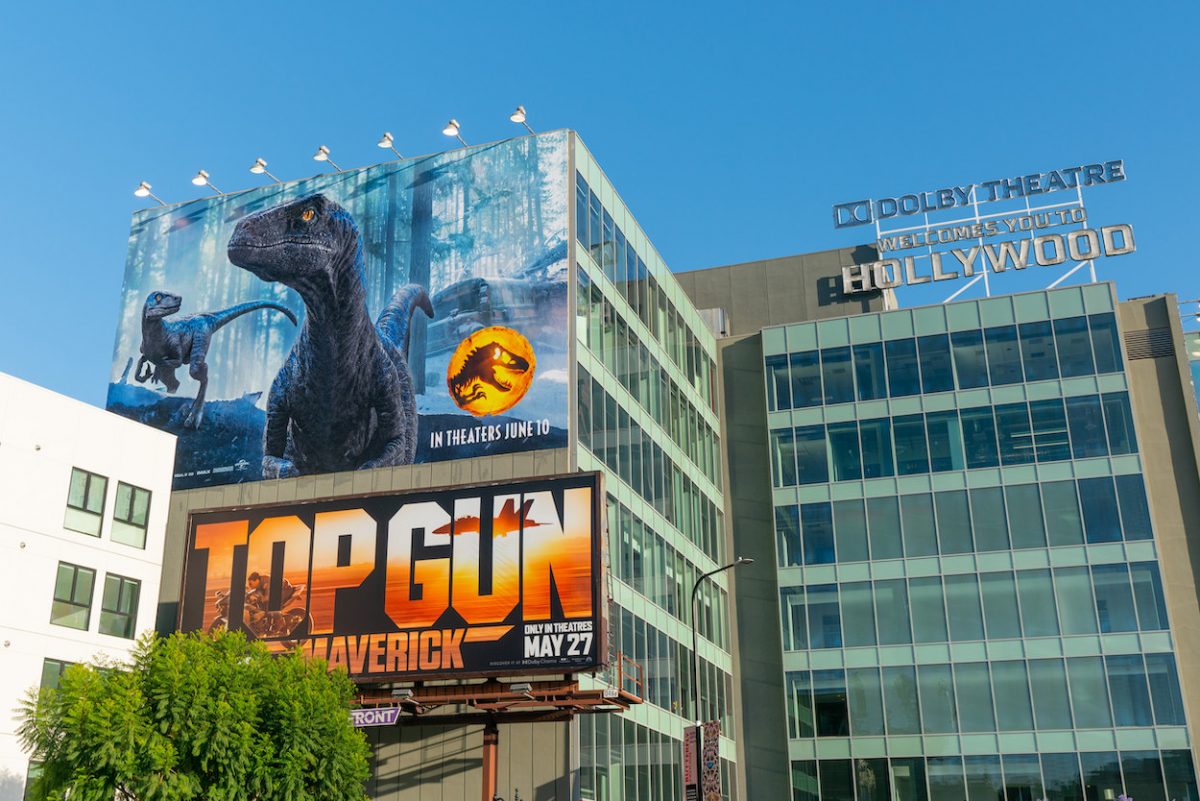 Affiches « Jurassic World Dominion » et « Top Gun : Maverick » à l'extérieur du panneau Dolby Theatre à Hollywood, Californie.  