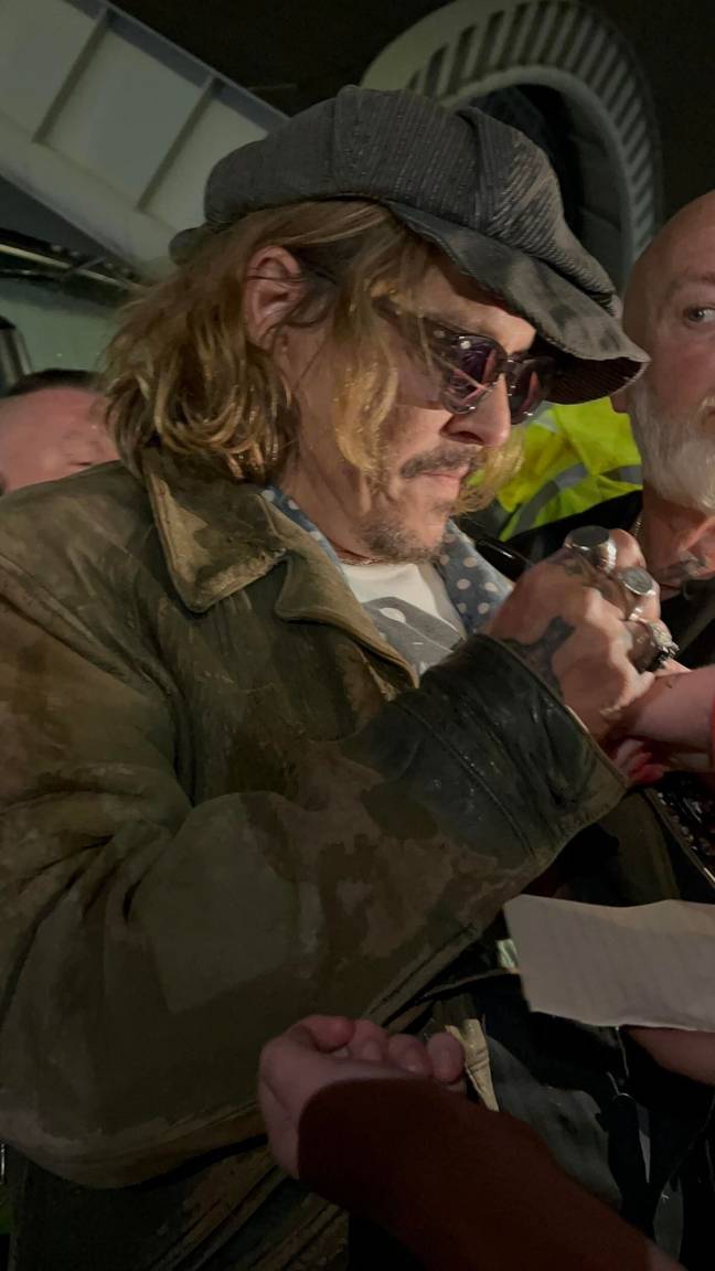 Paris Pattinson a rencontré Depp devant son hôtel à Newcastle.  Crédit: Deadline News