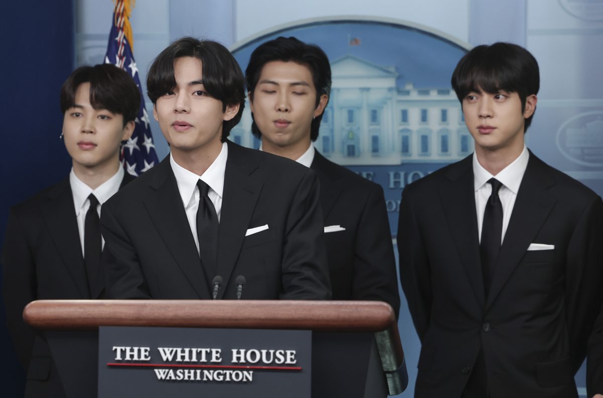 Jimin, V, RM et Jin de BTS prennent la parole lors de la conférence de presse quotidienne à la Maison Blanche