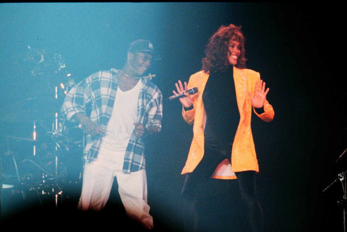 Bobby Brown et Whitney Houston sur scène ; Brown dit que Houston a fait le premier pas vers lui dans leur relation