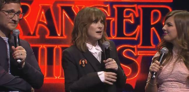 Winona Ryder a hilarant appelé la hausse des prix des abonnements de Netflix. Crédit : YouTube/Stranger Things