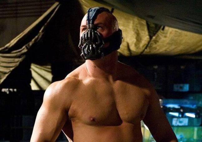 La voix de Bane était très différente avant la sortie du film. Crédit : Warner Bros.