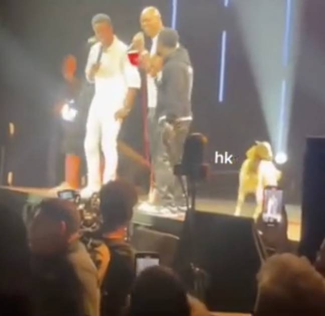 Chris Rock a été surpris par Kevin Hart avec une vraie chèvre vivante sur scène. Crédit : TikTok/@herokhalif