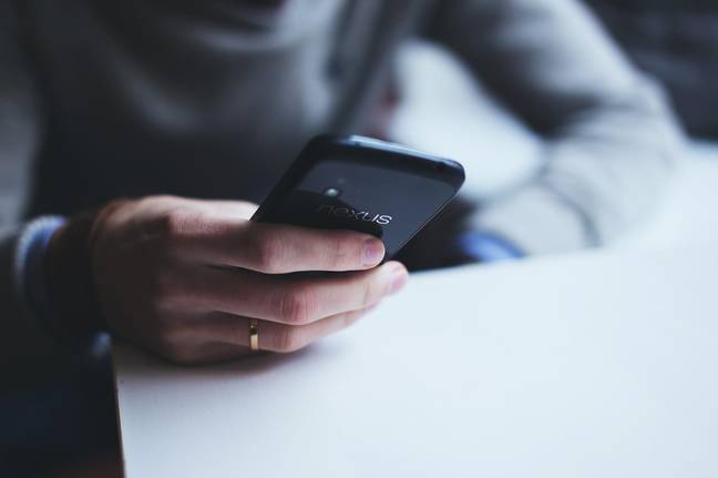 Oliver envoie un SMS à sa mère après la mort de son grand-père. Crédit : Pixabay