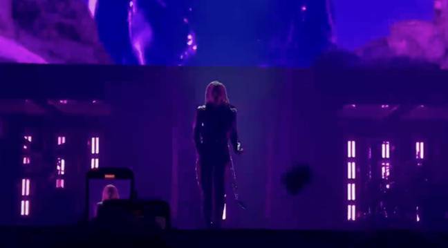 Lady Gaga se produisait en Allemagne la semaine dernière lorsque quelque chose a volé vers la scène. Crédit : Twitter/@noah3020