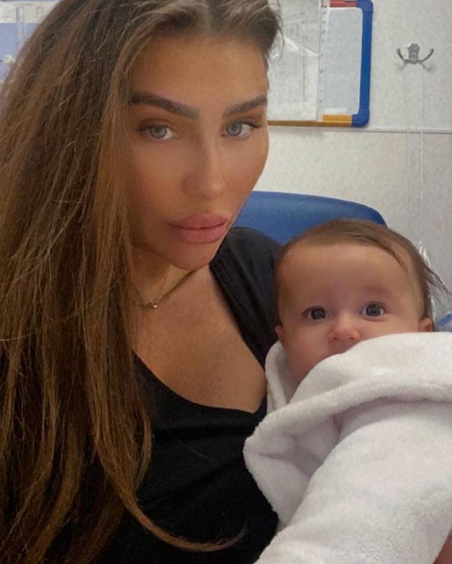 Lauren avec son premier enfant, Larose. Crédit : Lauren Goodger/Instagram