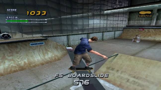 Tony Hawk se rend au hasard dans un pub londonien pour chanter dans le groupe de reprises de Tony Hawk