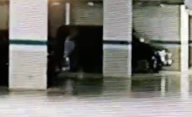 Le «fantôme» a été aperçu en train de traverser le parking. Crédit : Prime Vidéo