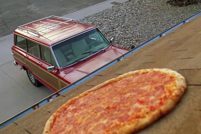 Les propriétaires ont dû installer une clôture massive pour empêcher les gens de jeter de la pizza sur le toit. Crédit : AMC
