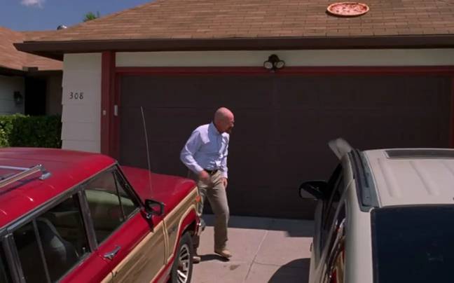 Walter White de Bryan Cranston devant la maison. Crédit : AMC