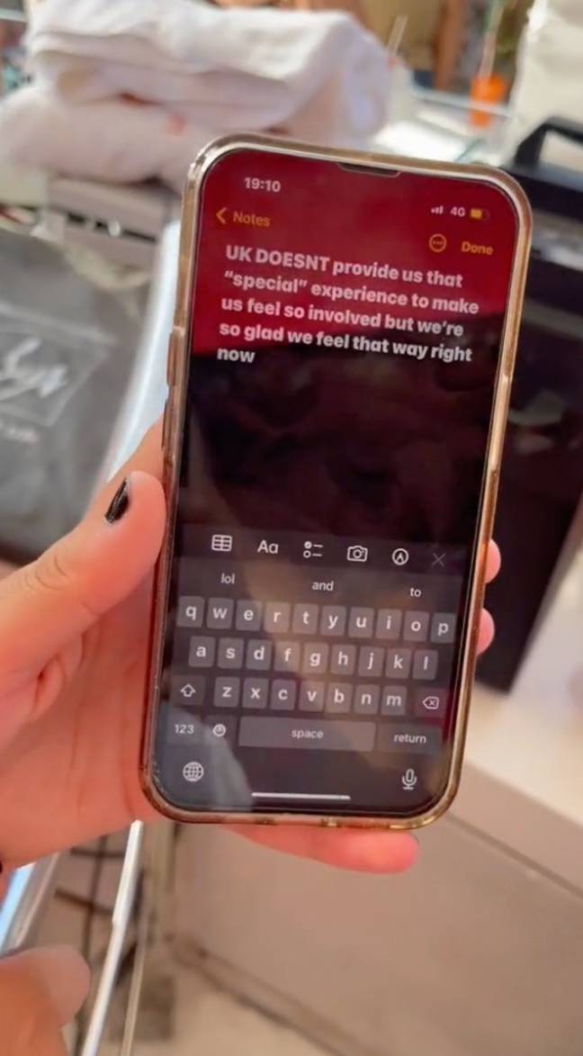 Une femme a écrit un message sur son téléphone, qui disait : "Le Royaume-Uni NE nous offre PAS cette expérience «spéciale» pour nous faire sentir si impliqués, mais nous sommes si heureux de ressentir cela en ce moment."  Crédit : TikTok/@waynelineker